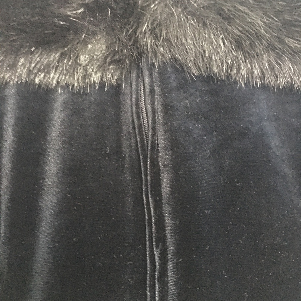 Women sz Medium black velvet faux fur neck & cuffs - Picture 4 of 8